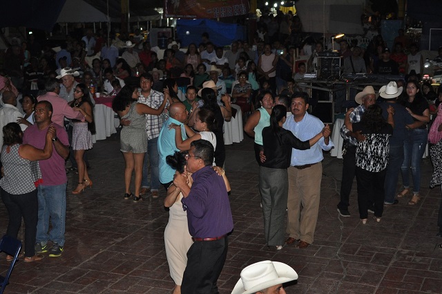 Cientos de migrantes celebran su día en Piaxtla
