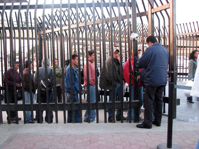 Planean reduciur flujo de migrantes en Tijuana