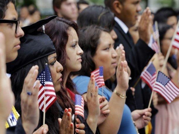 ‘Sin querer queriendo’ EEUU da la ciudadanía a 858