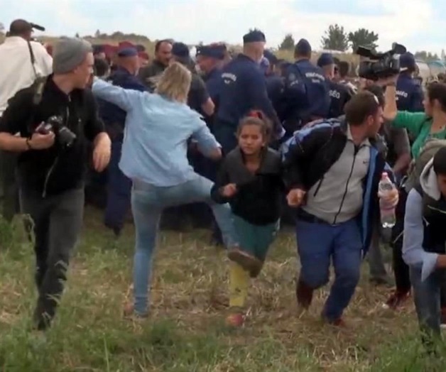 Reportera que pateó a migrantes enfrentará a la justicia