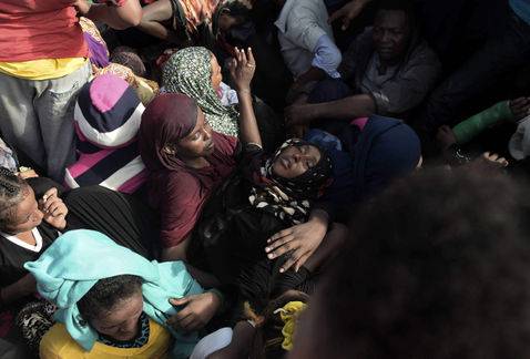 Mueren 22 migrantes por asfixia en Libia