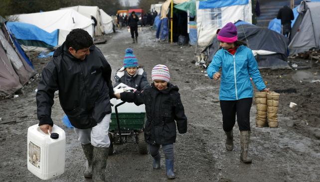 Desalojan a más de 6 mil migrantes en Calais