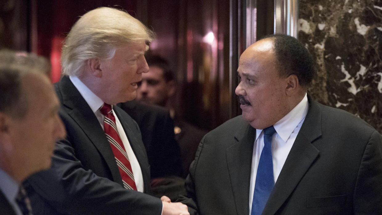 Trump se reúne con un hijo de Martin Luther King para aplacar las críticas por sus ataques a John Lewis